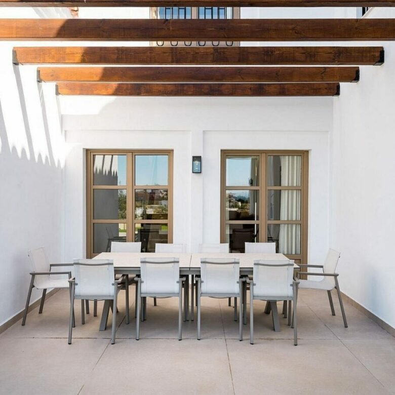 South-facing contemporary villa with sea views and pool in Valle Romano, Estepona