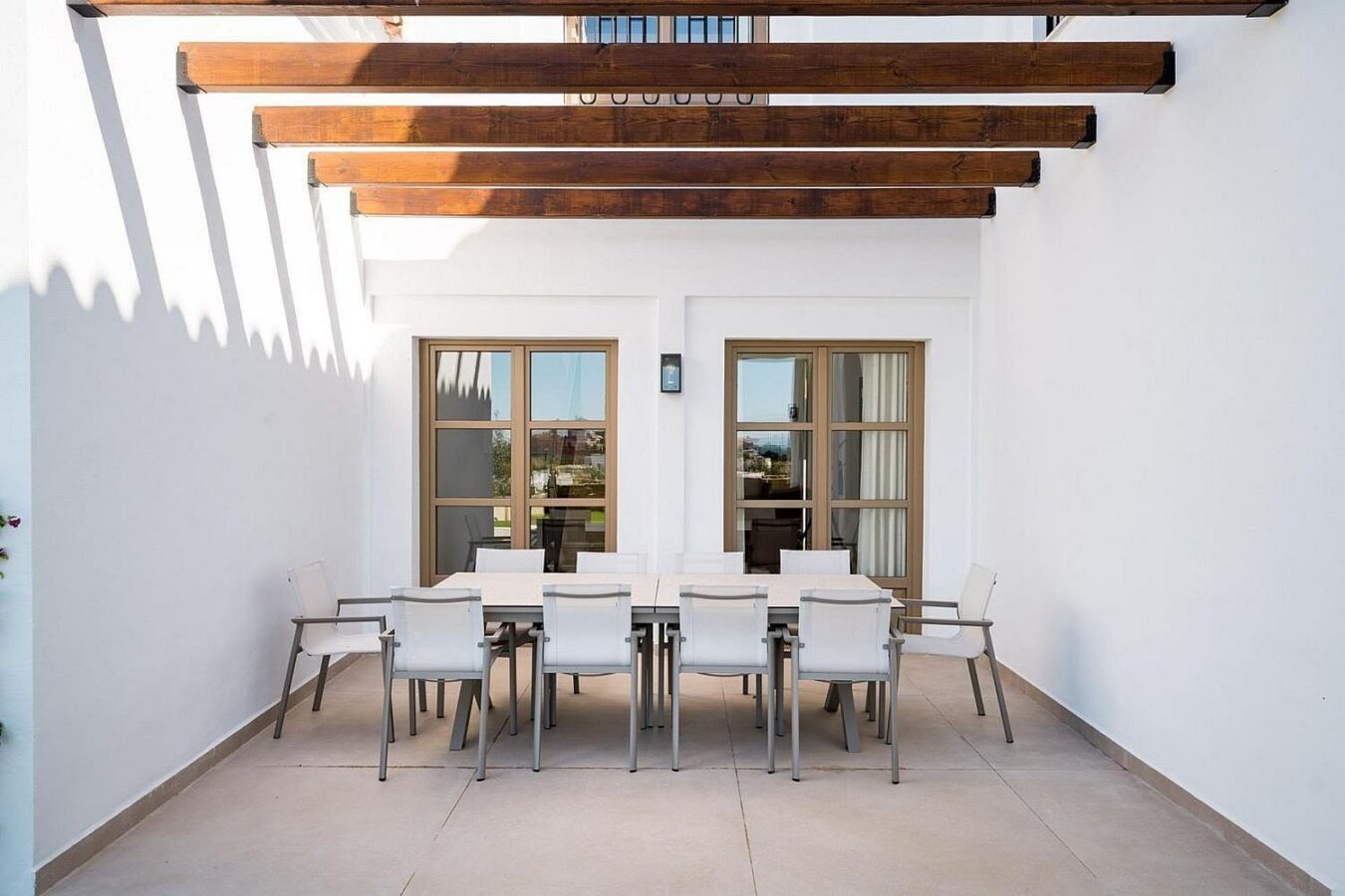 South-facing contemporary villa with sea views and pool in Valle Romano, Estepona