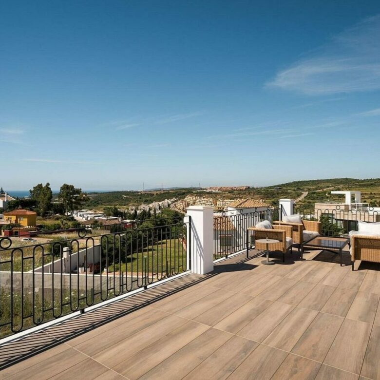 South-facing contemporary villa with sea views and pool in Valle Romano, Estepona
