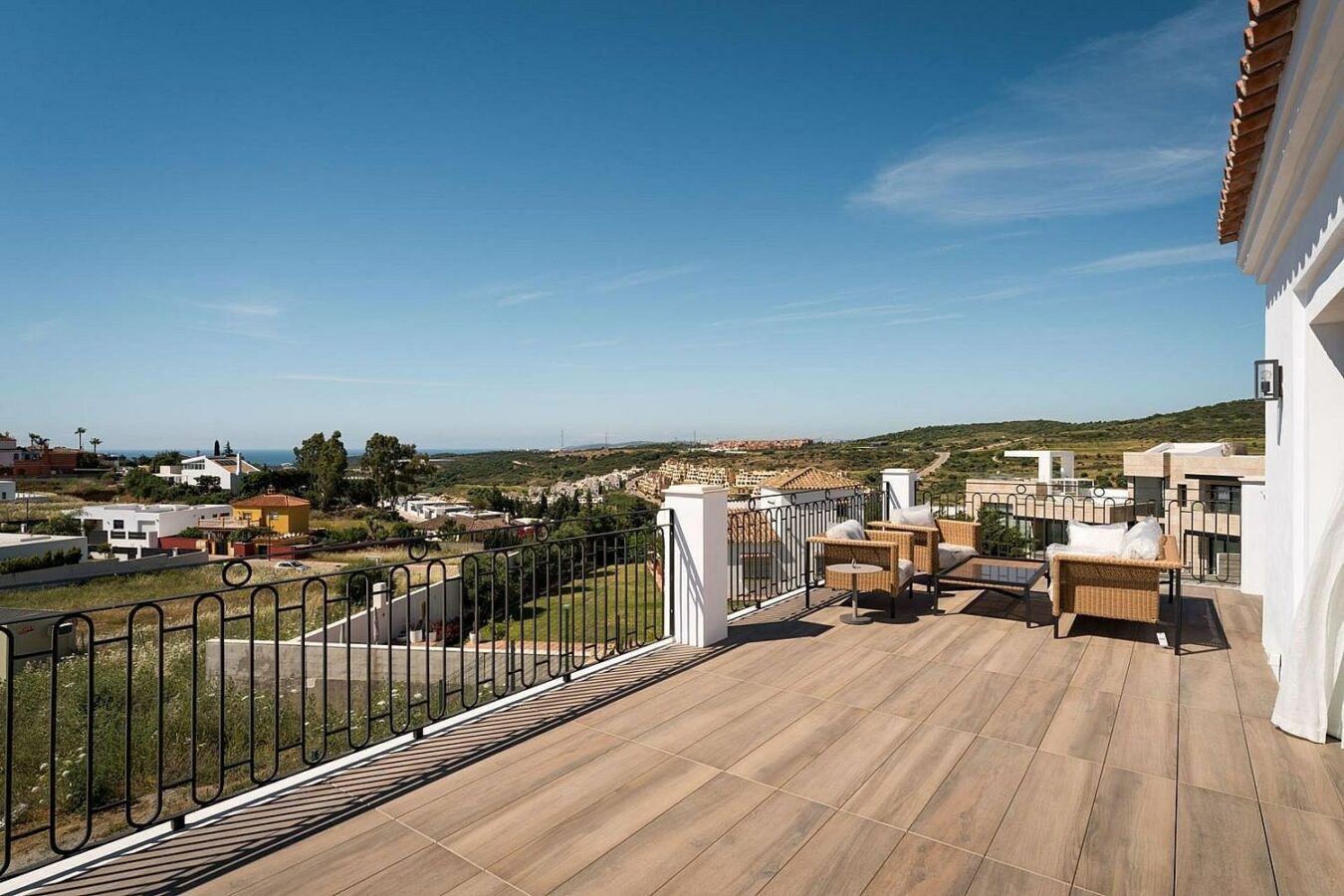 South-facing contemporary villa with sea views and pool in Valle Romano, Estepona