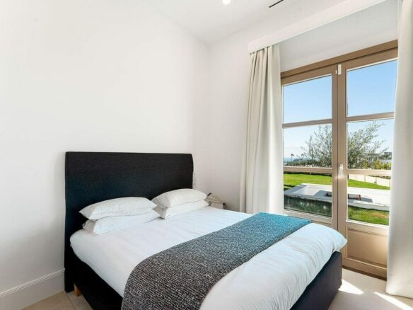 South-facing contemporary villa with sea views and pool in Valle Romano, Estepona