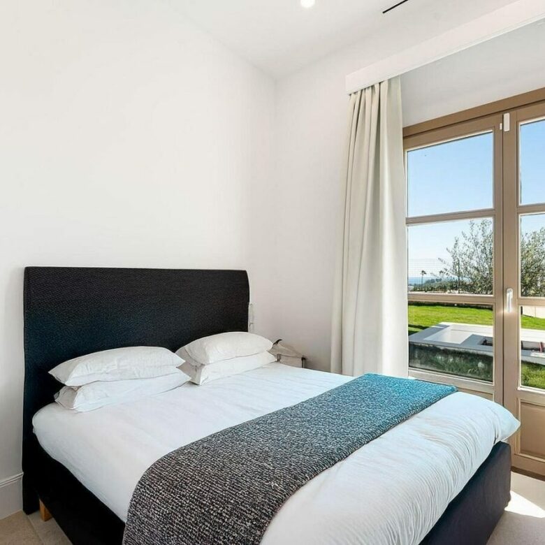 South-facing contemporary villa with sea views and pool in Valle Romano, Estepona