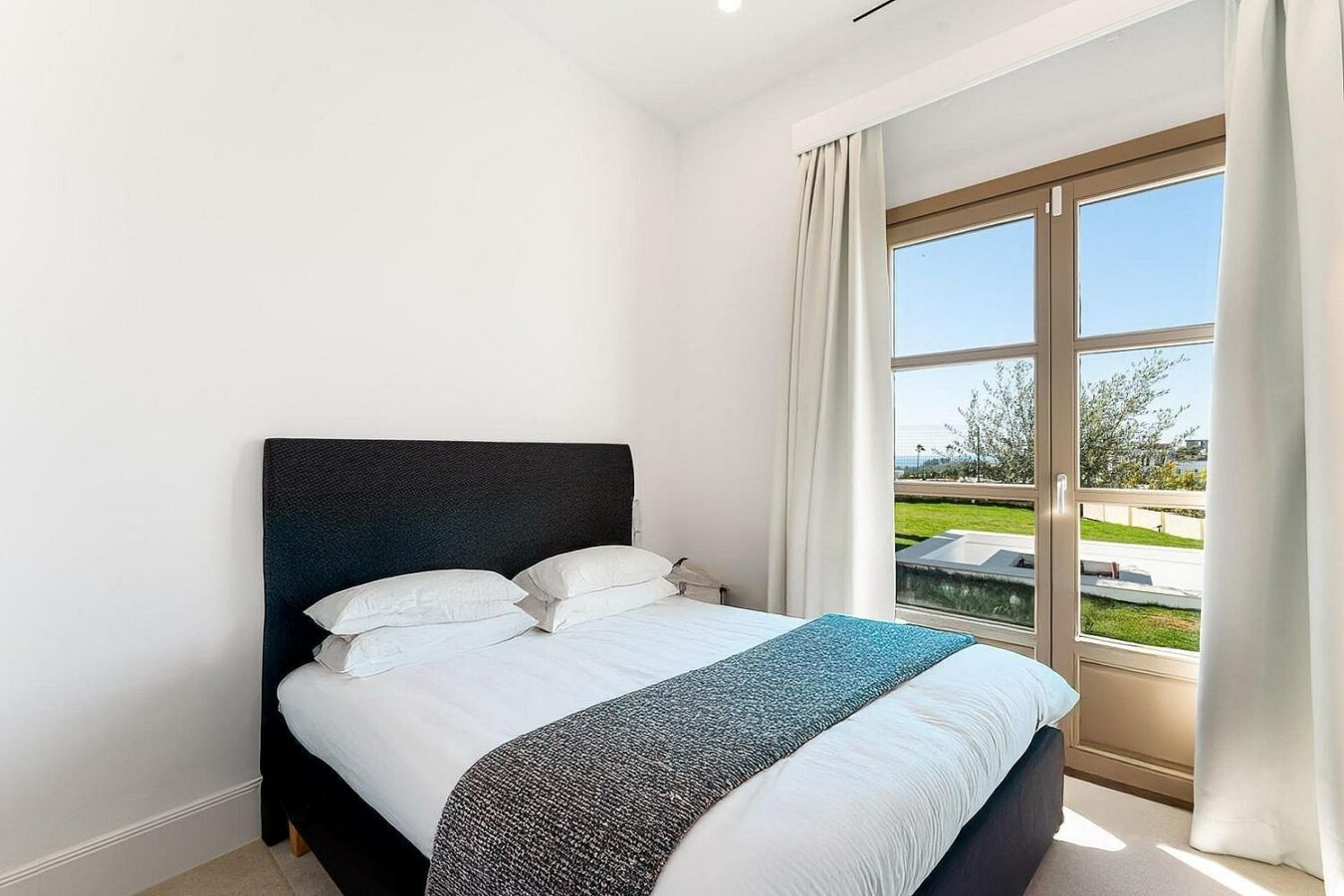 South-facing contemporary villa with sea views and pool in Valle Romano, Estepona