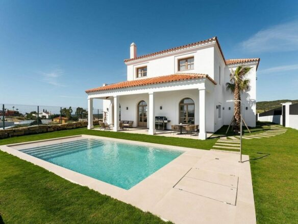 South-facing contemporary villa with sea views and pool in Valle Romano, Estepona