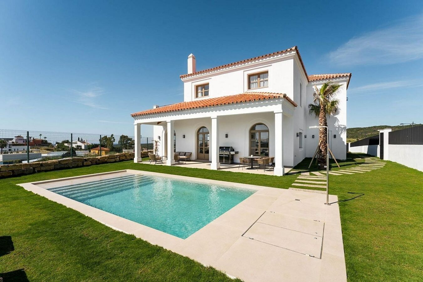 South-facing contemporary villa with sea views and pool in Valle Romano, Estepona