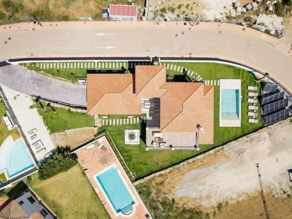 South-facing contemporary villa with sea views and pool in Valle Romano, Estepona