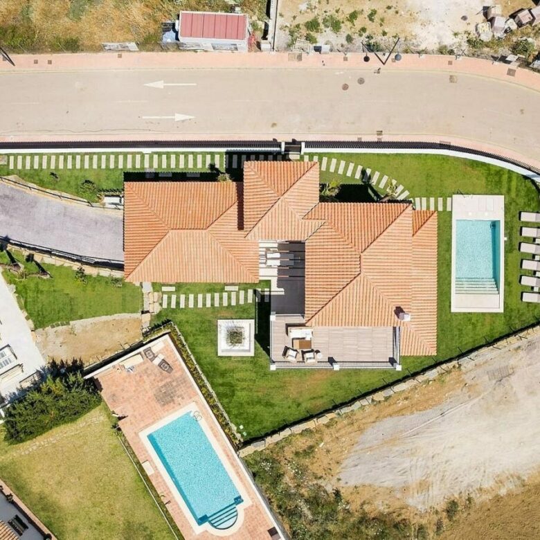 South-facing contemporary villa with sea views and pool in Valle Romano, Estepona