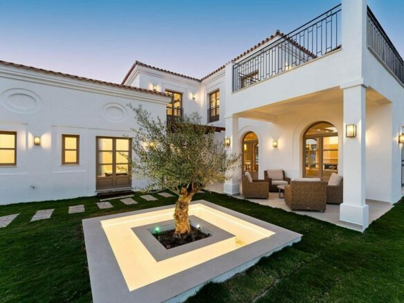 South-facing contemporary villa with sea views and pool in Valle Romano, Estepona