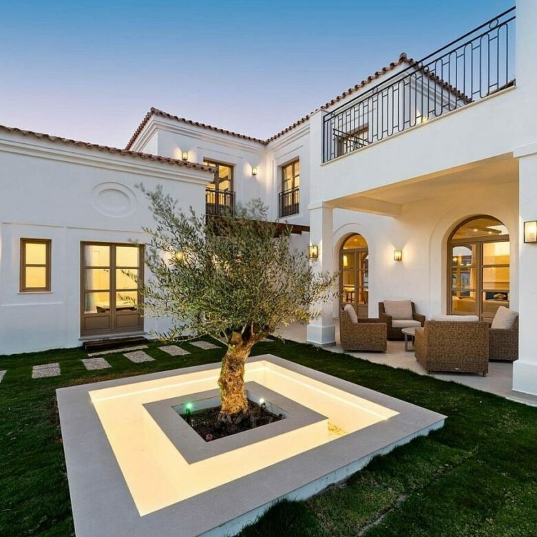 South-facing contemporary villa with sea views and pool in Valle Romano, Estepona