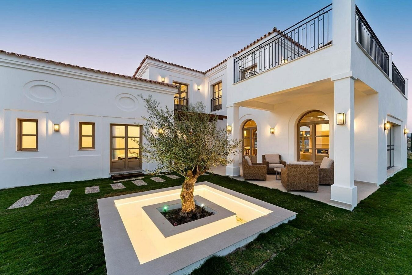 South-facing contemporary villa with sea views and pool in Valle Romano, Estepona