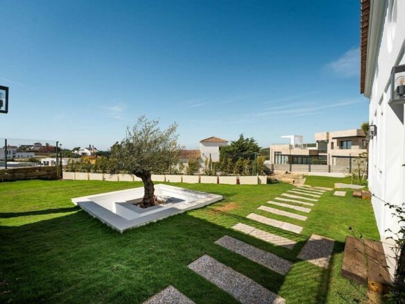 South-facing contemporary villa with sea views and pool in Valle Romano, Estepona
