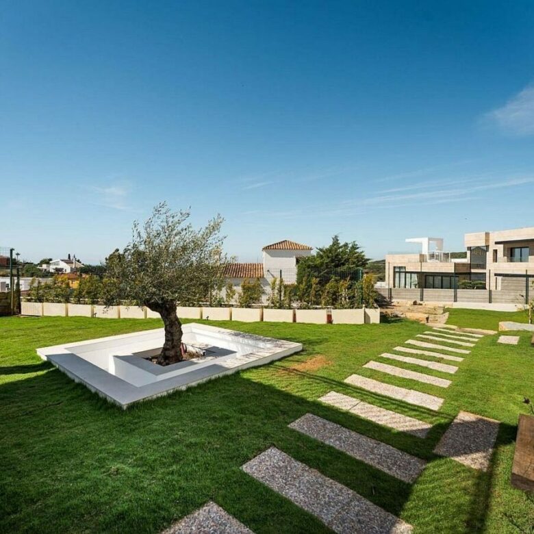 South-facing contemporary villa with sea views and pool in Valle Romano, Estepona