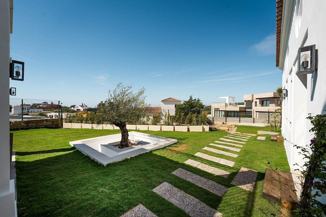 South-facing contemporary villa with sea views and pool in Valle Romano, Estepona
