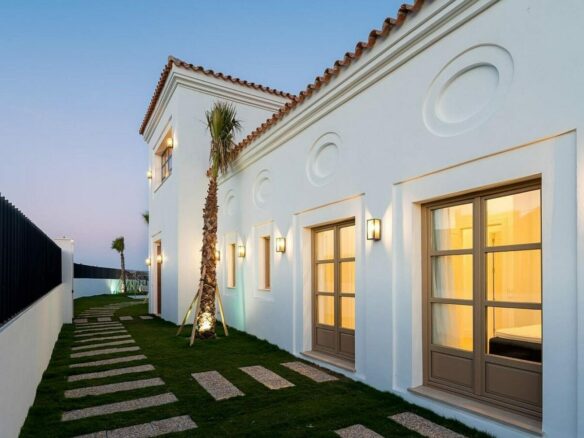 South-facing contemporary villa with sea views and pool in Valle Romano, Estepona