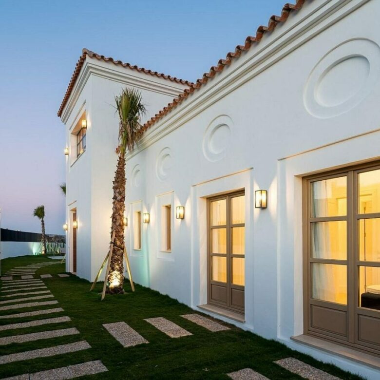 South-facing contemporary villa with sea views and pool in Valle Romano, Estepona