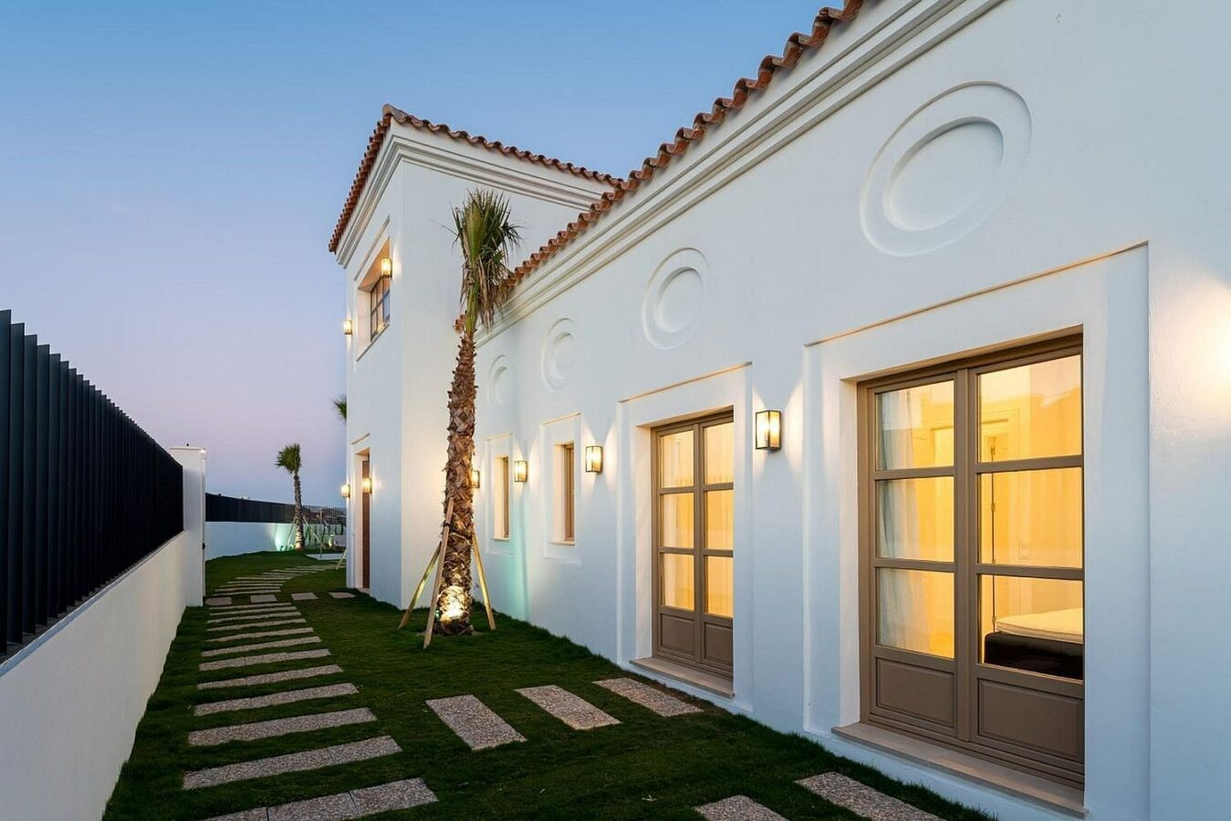 South-facing contemporary villa with sea views and pool in Valle Romano, Estepona