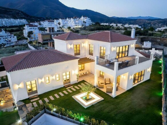 South-facing contemporary villa with sea views and pool in Valle Romano, Estepona