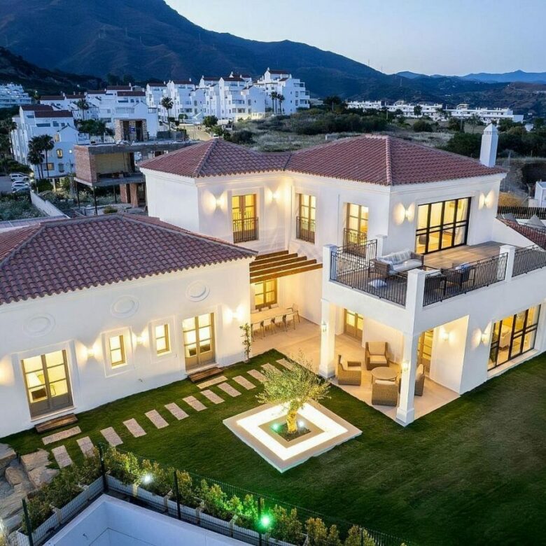 South-facing contemporary villa with sea views and pool in Valle Romano, Estepona
