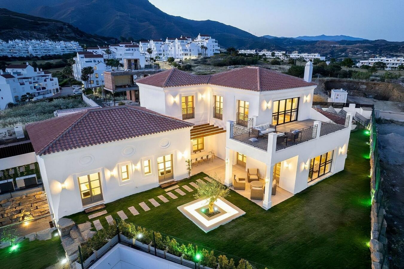South-facing contemporary villa with sea views and pool in Valle Romano, Estepona