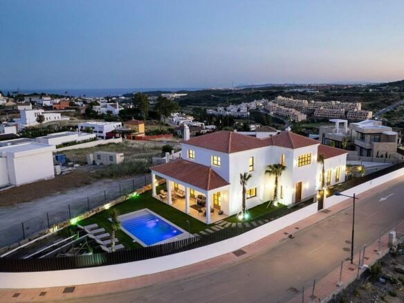 South-facing contemporary villa with sea views and pool in Valle Romano, Estepona