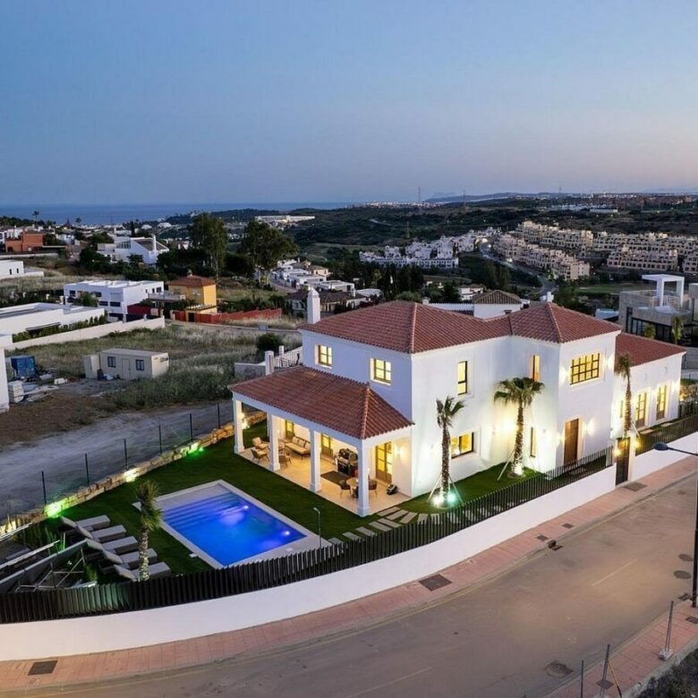 South-facing contemporary villa with sea views and pool in Valle Romano, Estepona