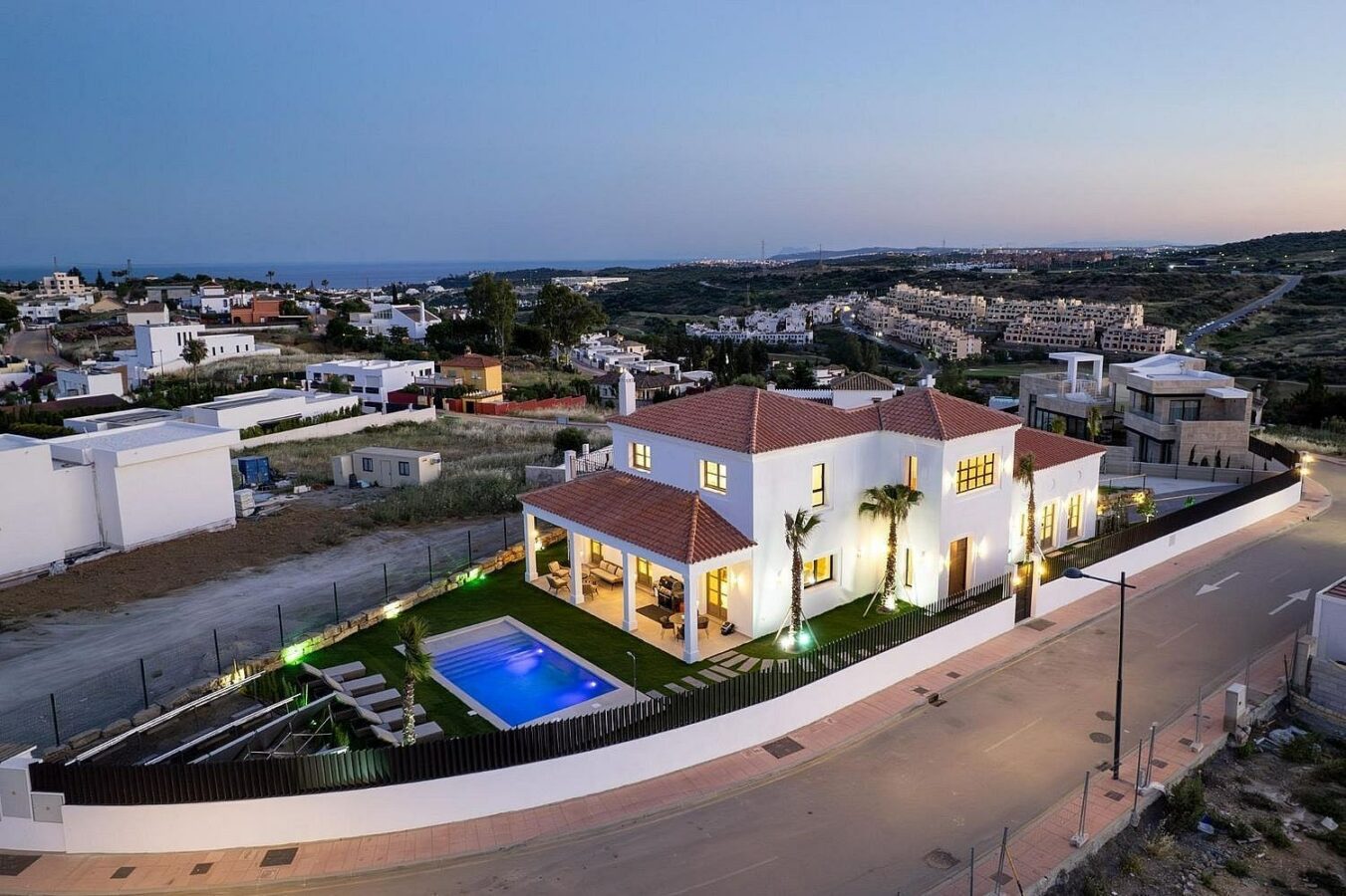 South-facing contemporary villa with sea views and pool in Valle Romano, Estepona