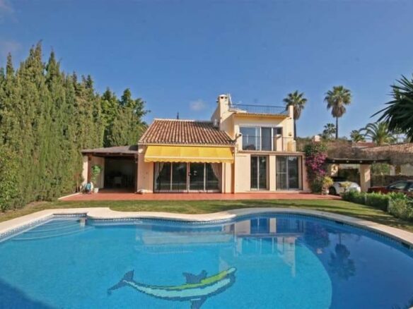 FOR SALE 🏡 South-Facing Villa near Los Naranjos Golf – Nueva Andalucía, Marbella 🇪🇸