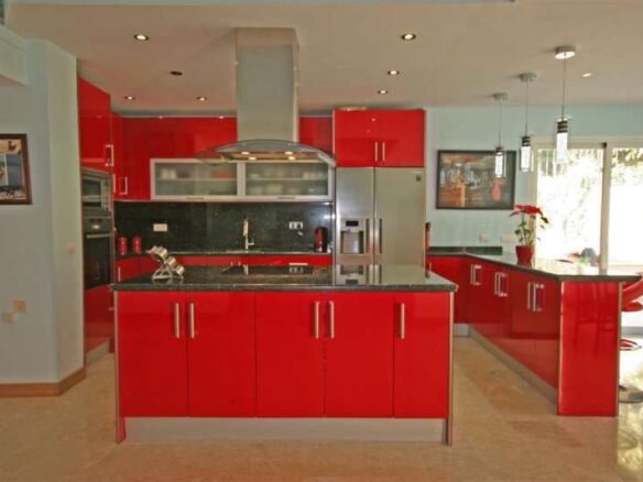 FOR SALE 🏡 South-Facing Villa near Los Naranjos Golf – Nueva Andalucía, Marbella 🇪🇸