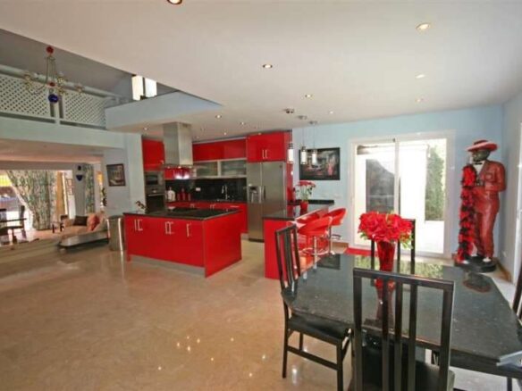 FOR SALE 🏡 South-Facing Villa near Los Naranjos Golf – Nueva Andalucía, Marbella 🇪🇸