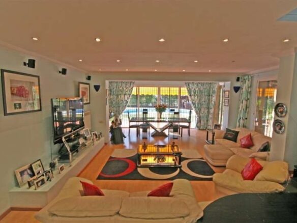 FOR SALE 🏡 South-Facing Villa near Los Naranjos Golf – Nueva Andalucía, Marbella 🇪🇸