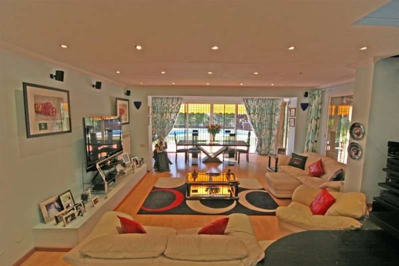 FOR SALE 🏡 South-Facing Villa near Los Naranjos Golf – Nueva Andalucía, Marbella 🇪🇸