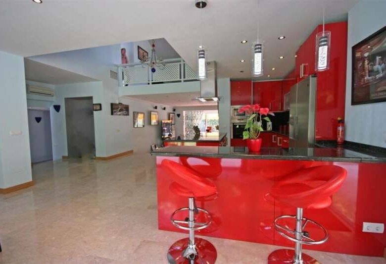 FOR SALE 🏡 South-Facing Villa near Los Naranjos Golf – Nueva Andalucía, Marbella 🇪🇸