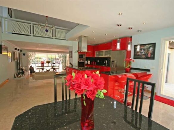FOR SALE 🏡 South-Facing Villa near Los Naranjos Golf – Nueva Andalucía, Marbella 🇪🇸