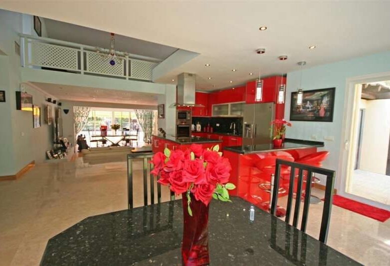 FOR SALE 🏡 South-Facing Villa near Los Naranjos Golf – Nueva Andalucía, Marbella 🇪🇸