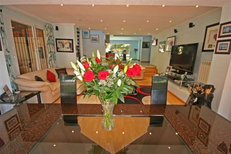 FOR SALE 🏡 South-Facing Villa near Los Naranjos Golf – Nueva Andalucía, Marbella 🇪🇸