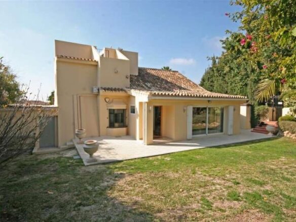 FOR SALE 🏡 South-Facing Villa near Los Naranjos Golf – Nueva Andalucía, Marbella 🇪🇸