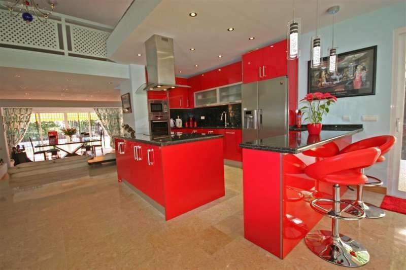 FOR SALE 🏡 South-Facing Villa near Los Naranjos Golf – Nueva Andalucía, Marbella 🇪🇸