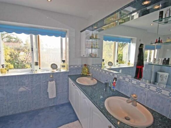 FOR SALE 🏡 South-Facing Villa near Los Naranjos Golf – Nueva Andalucía, Marbella 🇪🇸