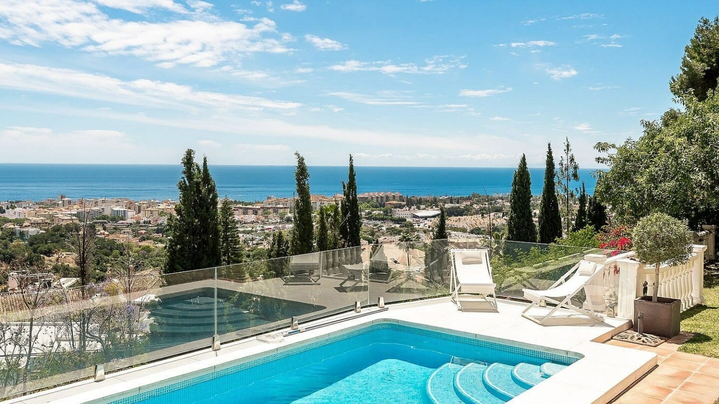 Elevated villa with panoramic sea views and pool in La Montua, Marbella 01 Elevated villa with panoramic sea views and pool in La Montua, Marbella