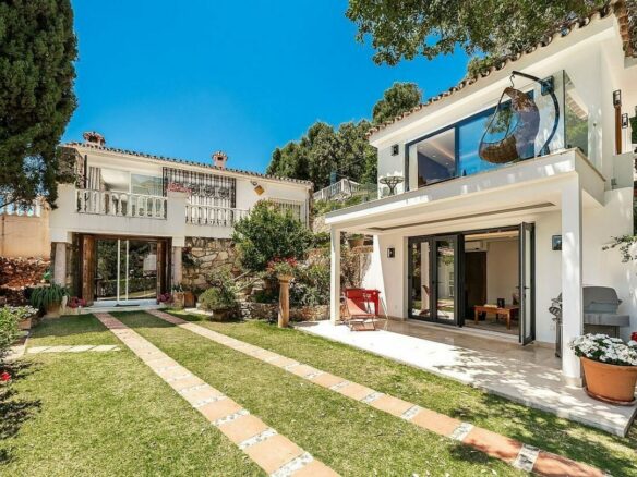 Elevated villa with panoramic sea views and pool in La Montua, Marbella
