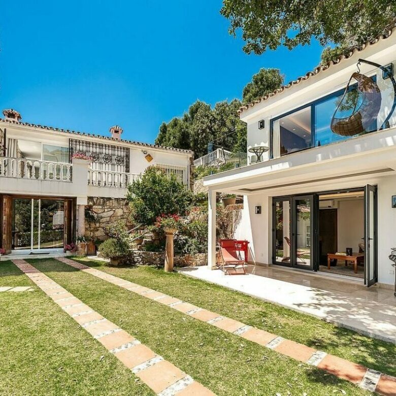 Elevated villa with panoramic sea views and pool in La Montua, Marbella