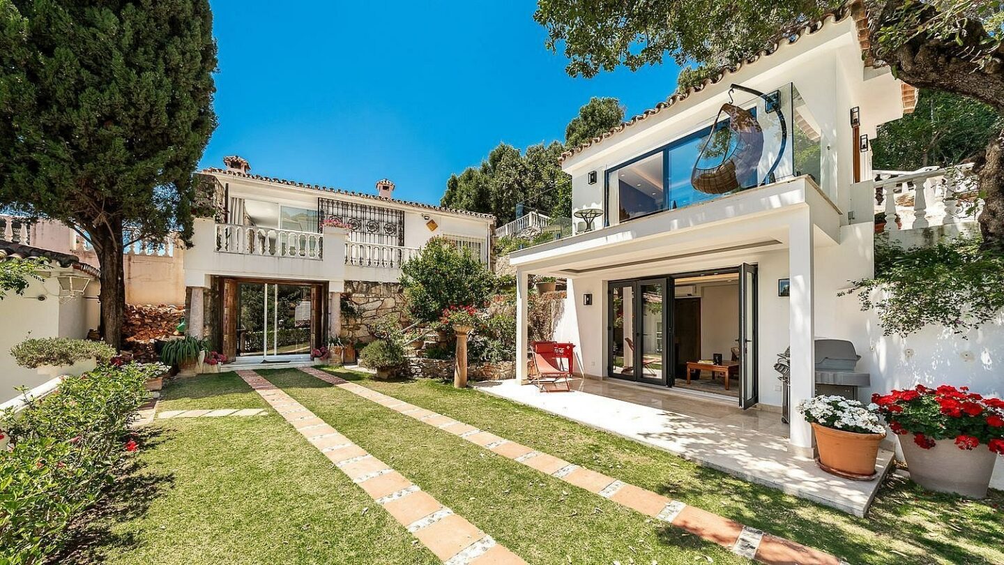 Elevated villa with panoramic sea views and pool in La Montua, Marbella