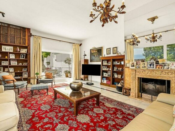 Elevated villa with panoramic sea views and pool in La Montua, Marbella