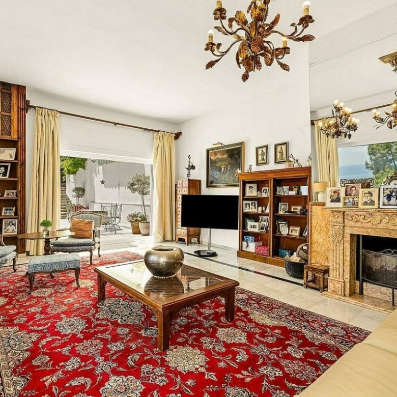 Elevated villa with panoramic sea views and pool in La Montua, Marbella