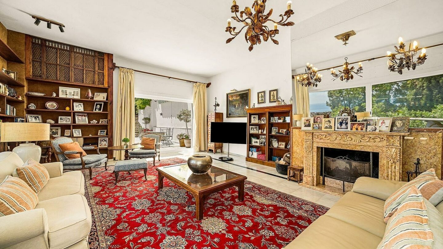 Elevated villa with panoramic sea views and pool in La Montua, Marbella