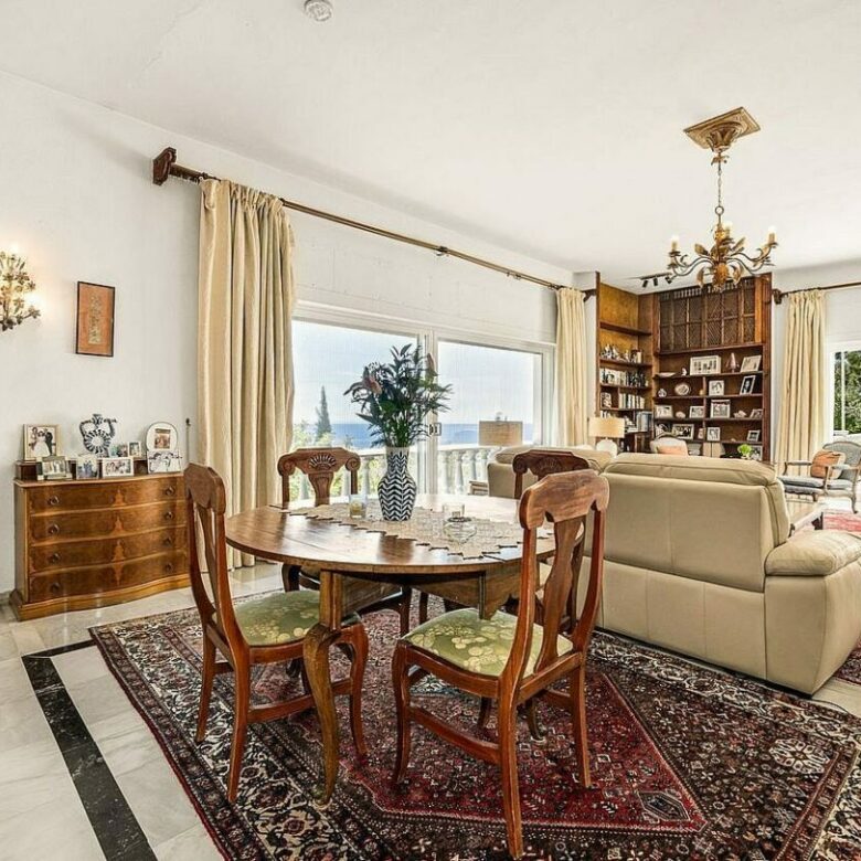 Elevated villa with panoramic sea views and pool in La Montua, Marbella