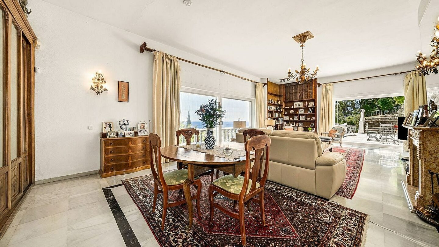 Elevated villa with panoramic sea views and pool in La Montua, Marbella