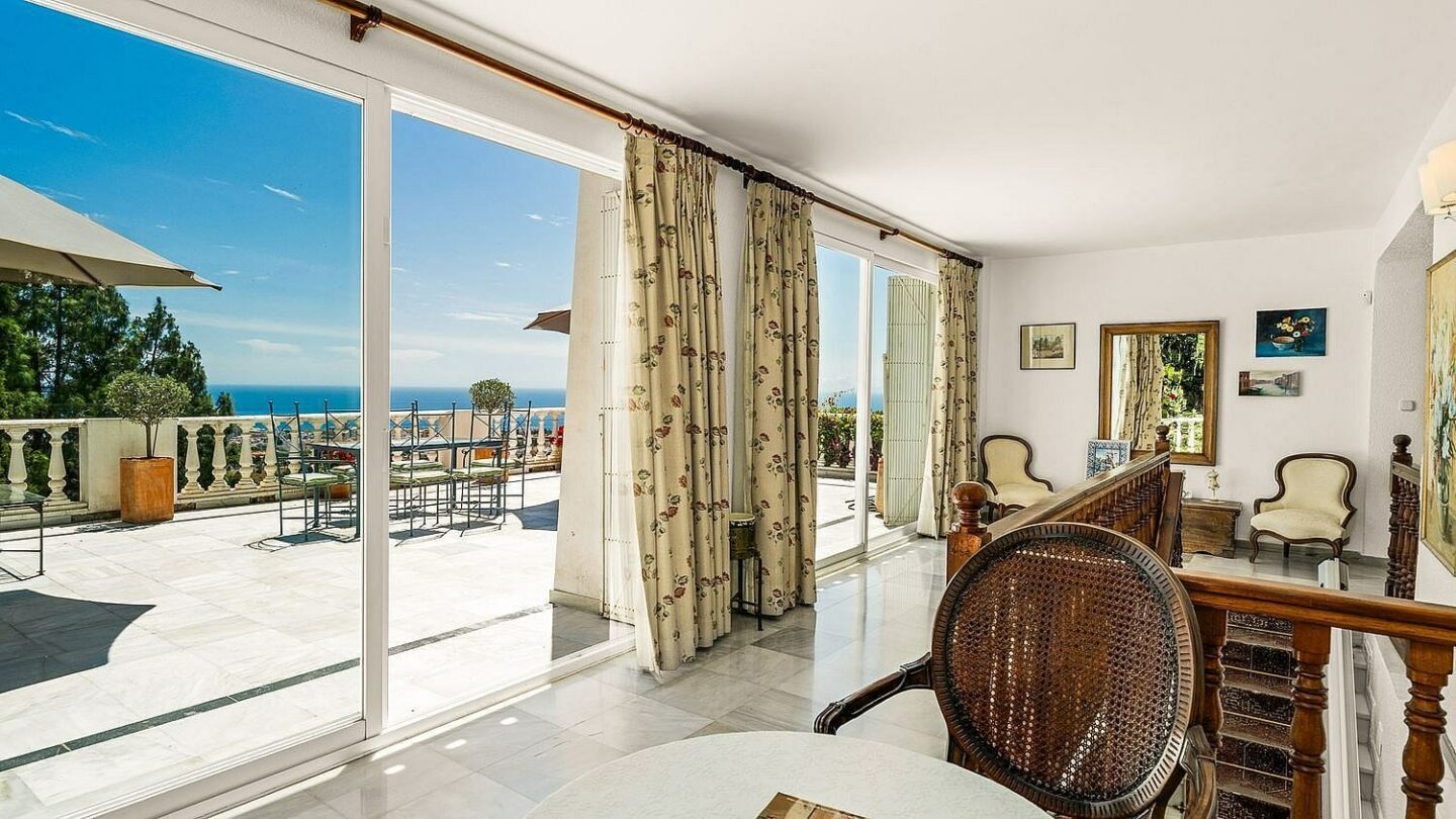 Elevated villa with panoramic sea views and pool in La Montua, Marbella