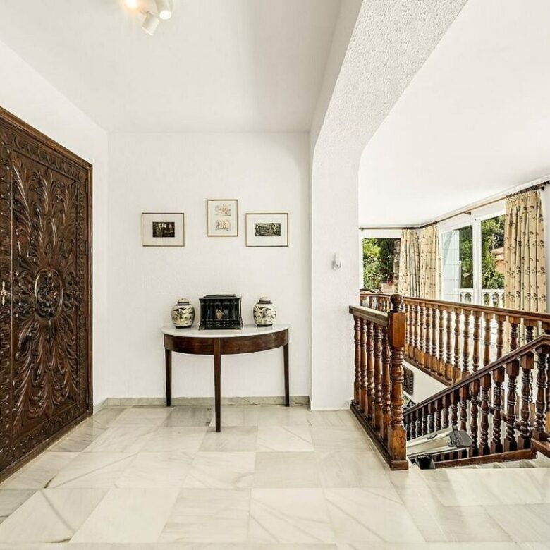 Elevated villa with panoramic sea views and pool in La Montua, Marbella