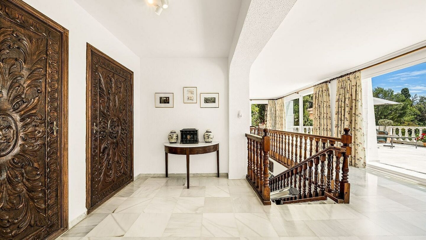 Elevated villa with panoramic sea views and pool in La Montua, Marbella